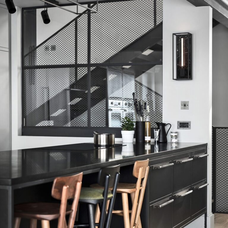 4.Buster+Golpe_Caged_Wall_Large_Black_Marble_Lifestyle_1