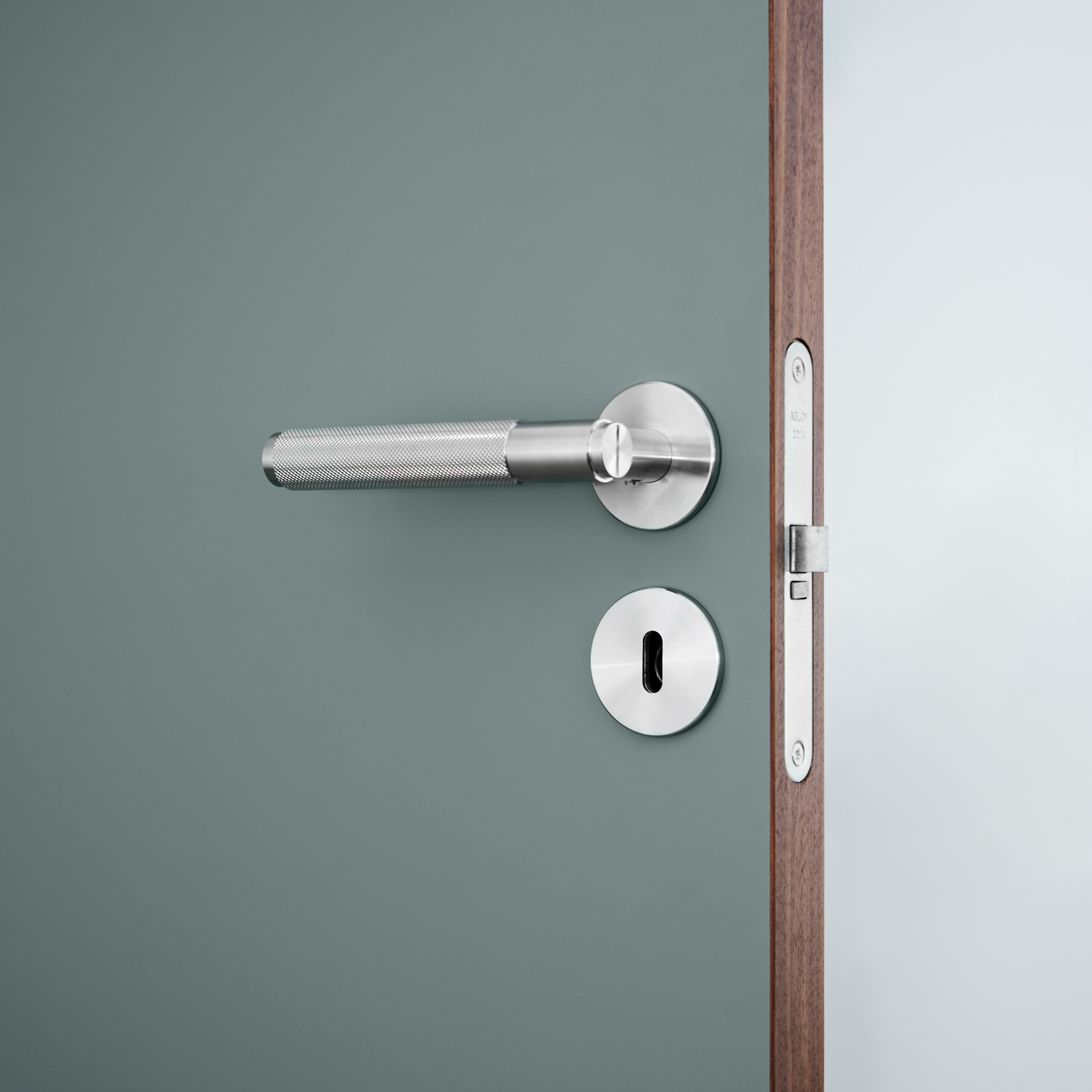 Steel-door-handle-Njord_Innerdörr_Frame_Green_Walnut_BusterPunch