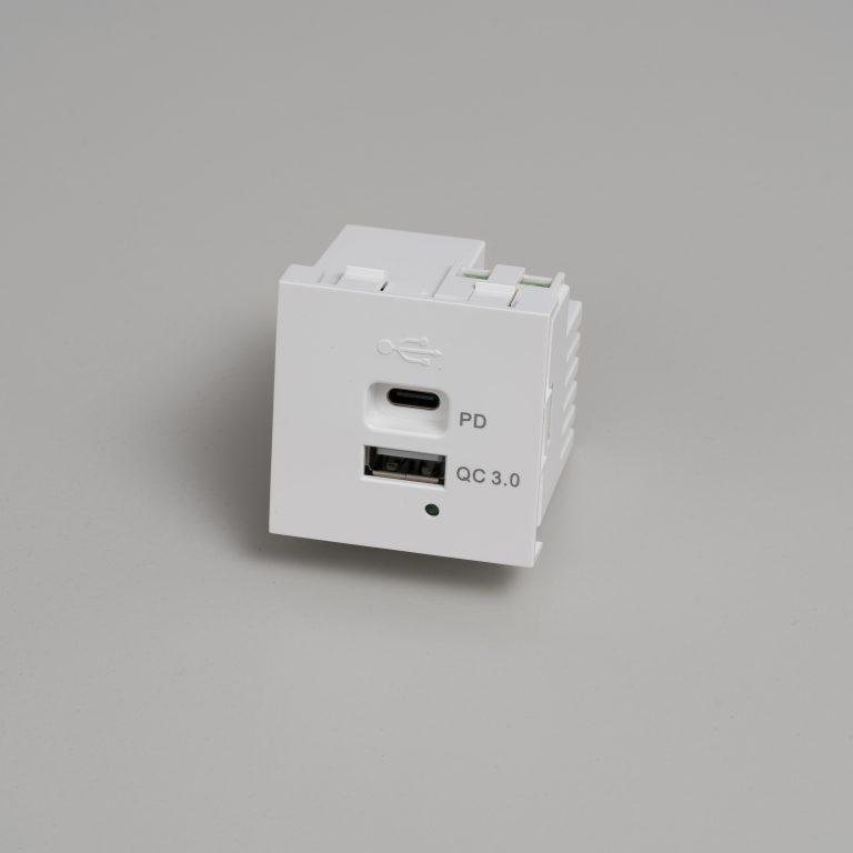 EU_Electricty_USB_A_C_QuickCharge_White_Front_Web