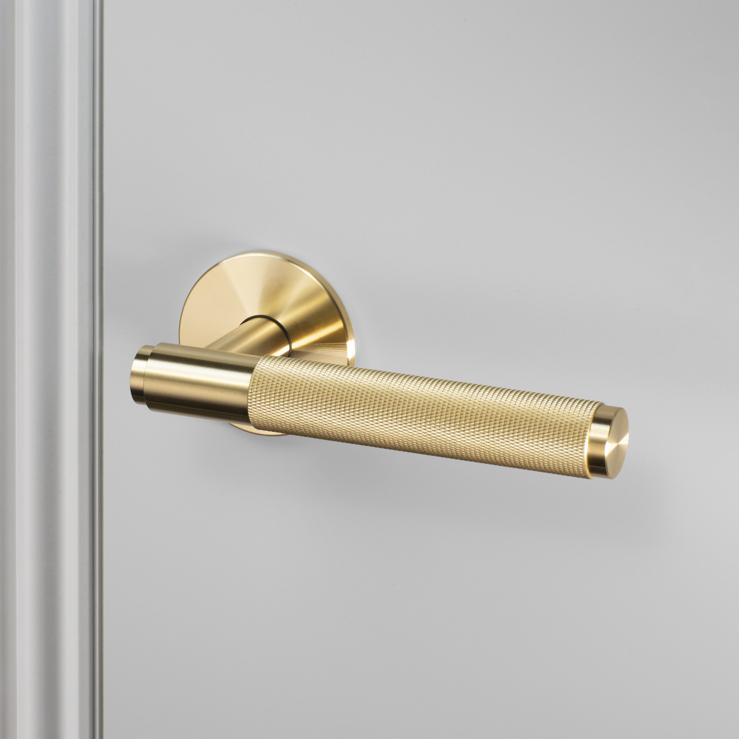 https://www.busterandpunch.com/us/wp-content/uploads/sites/2/2020/03/1.-BusterPunch_Door_Handle_Right_Fixed_Brass-scaled.jpg