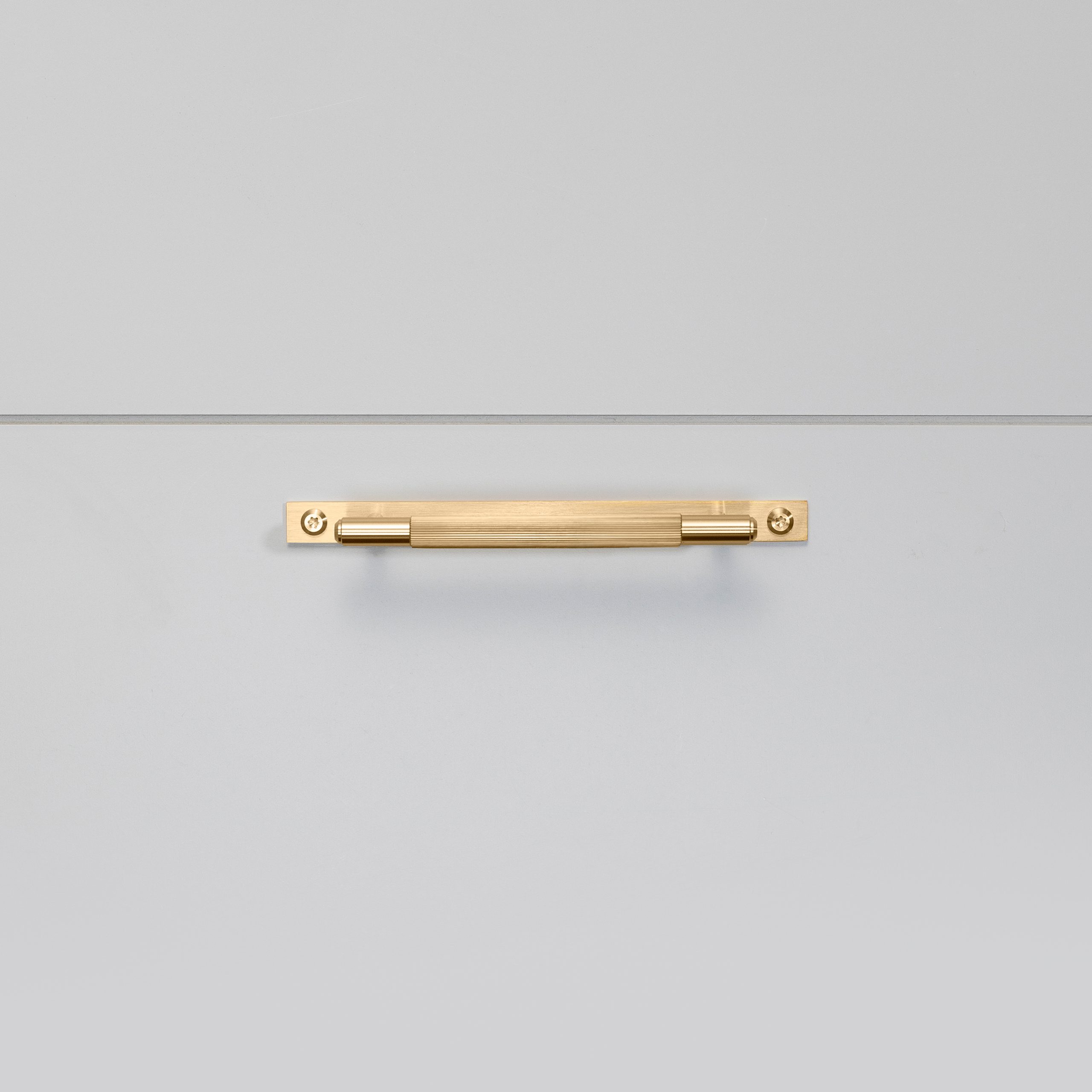 2.Buster+Punch_Pull_Bar_Plate_Small_Linear_Brass_Front