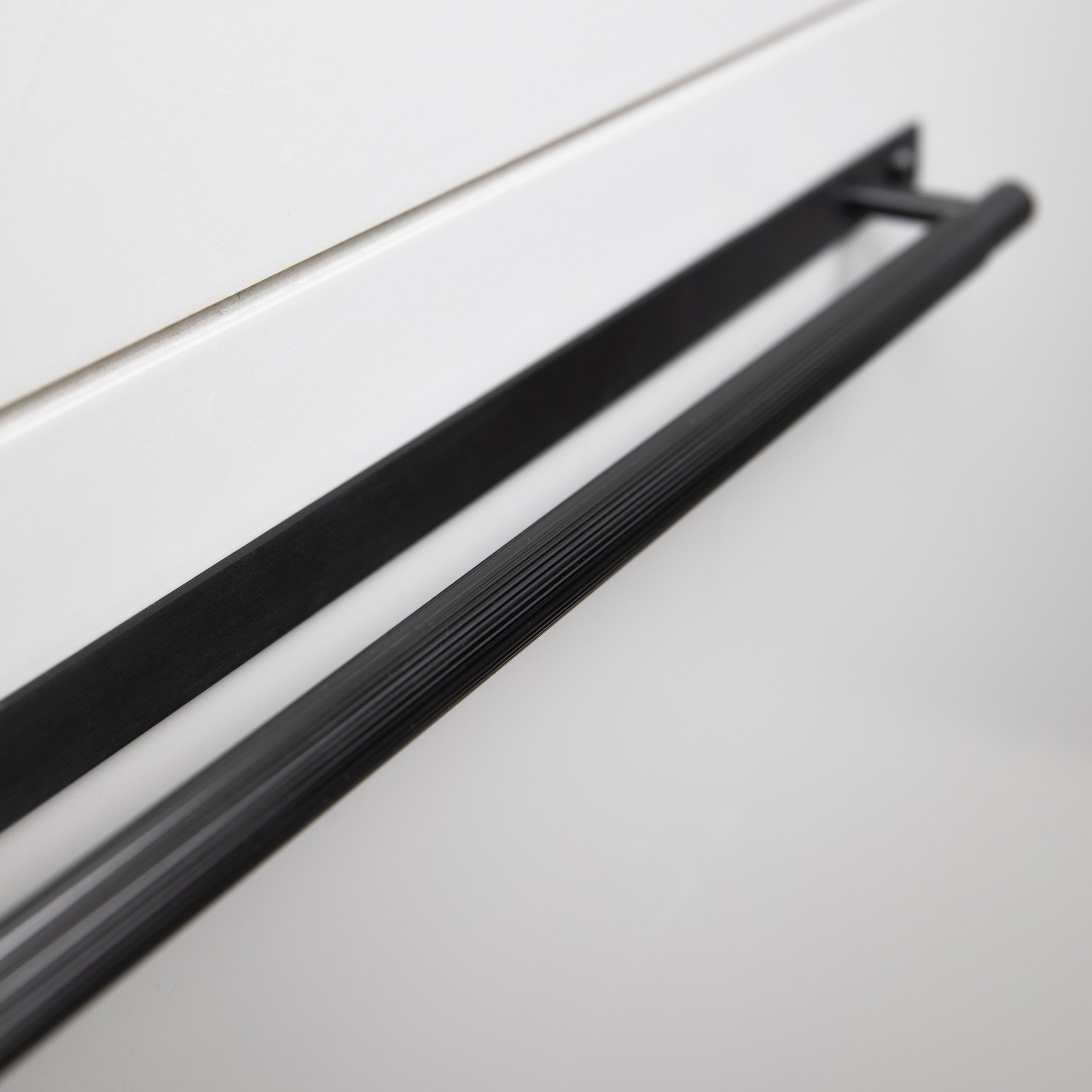 3.Buster+Punch_Pull_Bar_Plate_Linear_Black